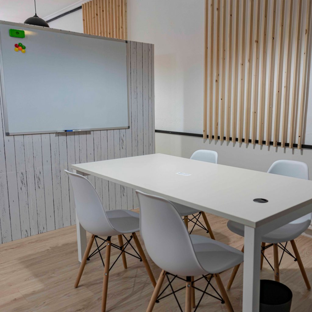 Espacio de coworking compartido con zona de reuniones