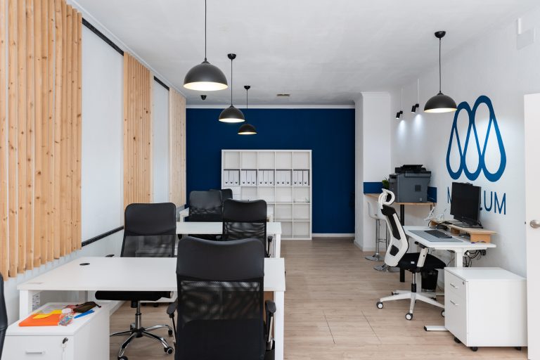 Zona de trabajo de Micelium Coworking en Dénia con escritorios y sillas ergonómicas