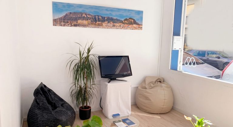 Recepción de Micelium en Dénia con panorámica de la ciudad