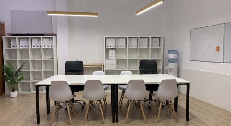 Sala de reuniones por horas en Dénia preparada para recibir clientes